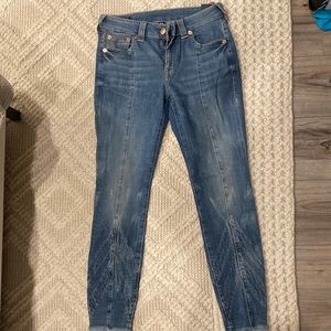 New never worn jeans. Unique stitching. hits right above belly button